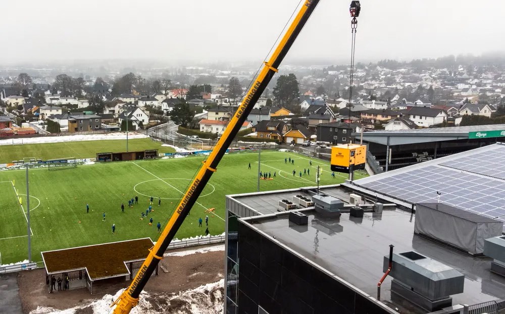 her-heises-den-1,5-tonn-tunge-aggregatet-ned-fra-taket-pa-skagerak-arena-(2)